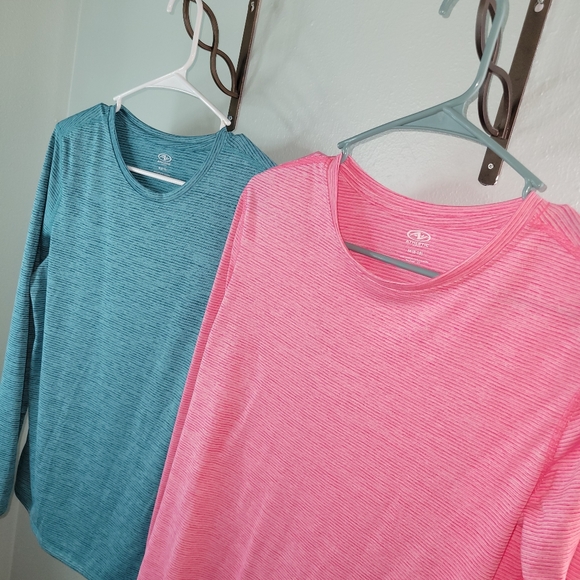 Set of 2 athletic tops - Picture 2 of 5